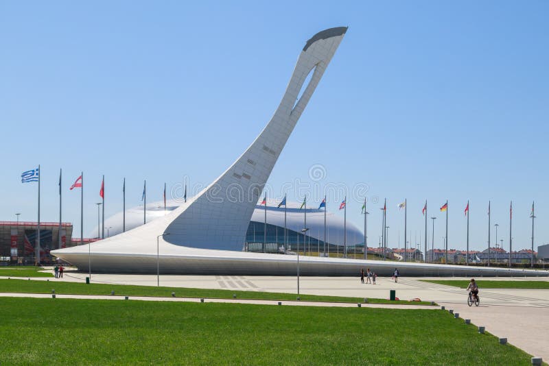 Puchar Olimpijski płomień na tle stadium Bolshoy lodu kopuła na kwadracie nagradza zwycięzców medalu plac obrazy stock Puchar Olimpijski płomień na tle stadium Bolshoy lodu kopuła na kwadracie nagradza zwycięzców medalu plac obrazy stock