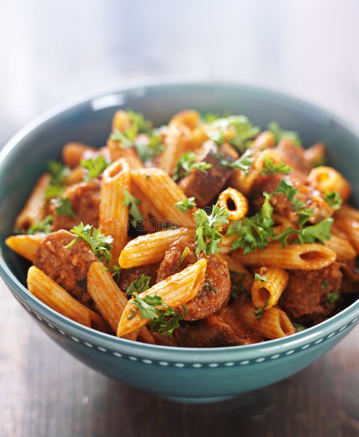 Puchar rigatoni makaron z kiełbasą zdjęcie stock Puchar rigatoni makaron z kiełbasą zdjęcie stock