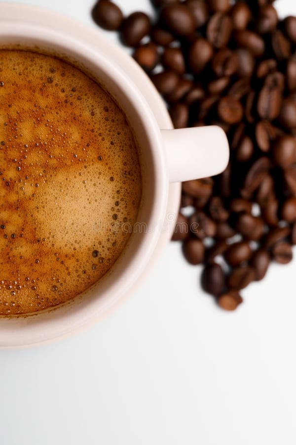 Puchar świeżej espresso z fasolą na białym tle zdjęcie royalty free
