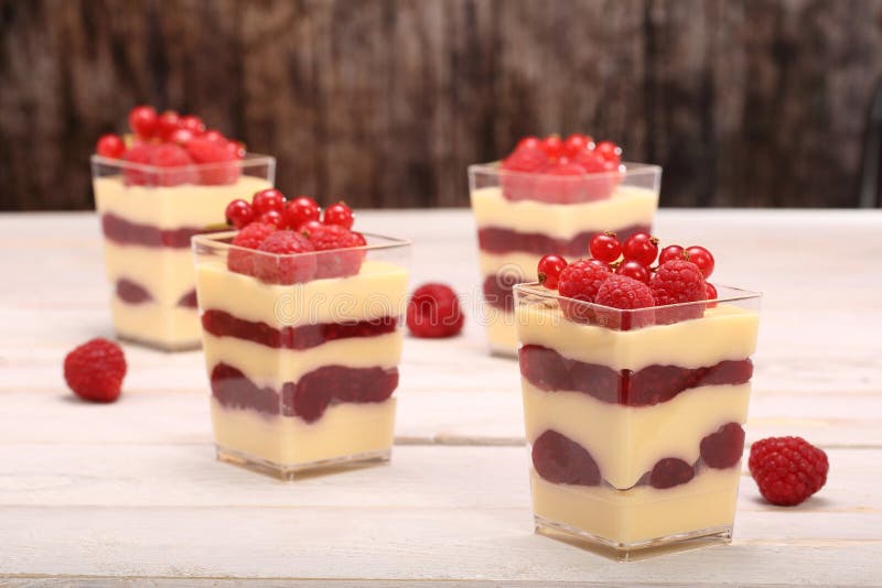 Pudding in Einem Glas Mit Frischen Himbeeren Und Korinthen Stockfoto ...