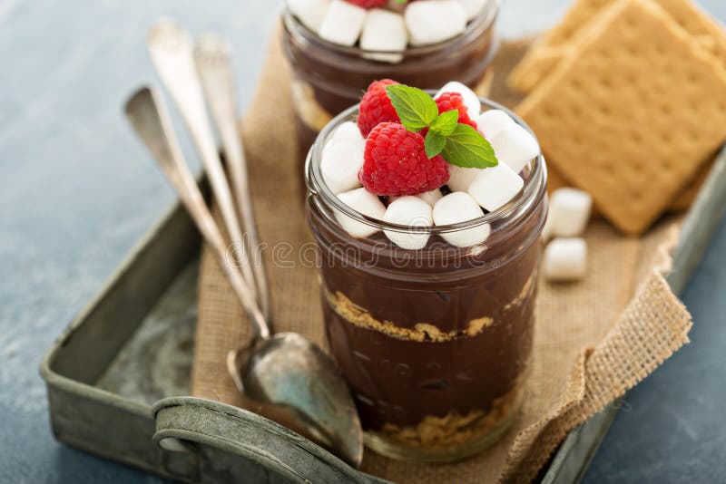 Pudim de chocolate de Smores em um frasco fotos de stock Pudim de chocolate de Smores em um frasco fotos de stock