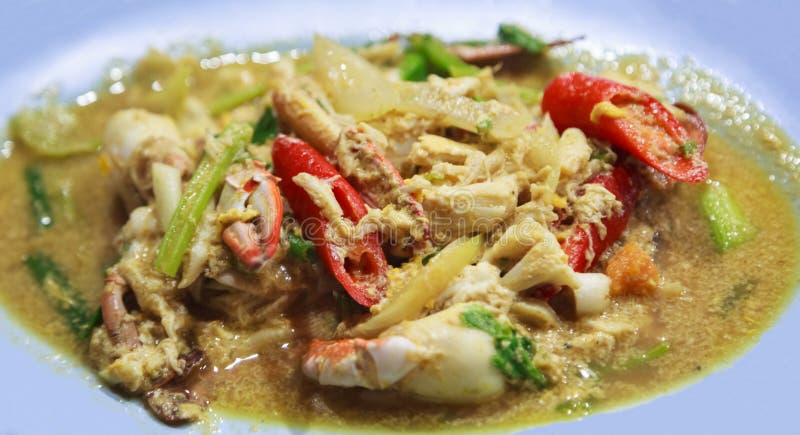 Pudră tradițională thailandeză de curry galben cald prăjită cu carne de crab. delicioase alimente stradale asiatice bucătărie culi stock images