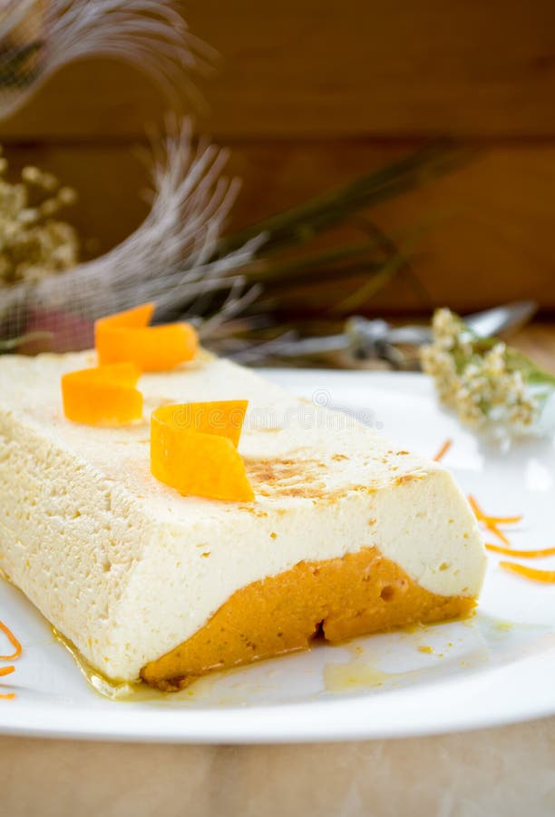 Pudín cremoso dulce con requesón y soplo de la calabaza fotos de archivo libres de regalías Pudín cremoso dulce con requesón y soplo de la calabaza fotos de archivo libres de regalías