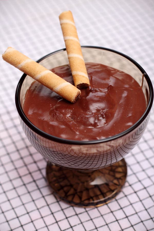 Pudín de chocolate con los rodillos de la galleta foto de archivo Pudín de chocolate con los rodillos de la galleta foto de archivo