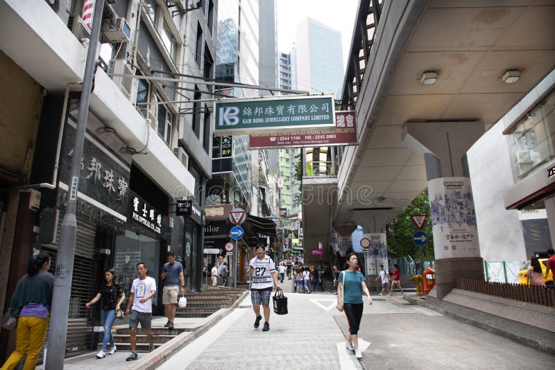 Pueblo chino con los viajeros del extranjero que caminan la calle de Hollywood del viaje y de la visita en Hong Kong, China foto de archivo libre de regalías Pueblo chino con los viajeros del extranjero que caminan la calle de Hollywood del viaje y de la visita en Hong Kong, China foto de archivo libre de regalías