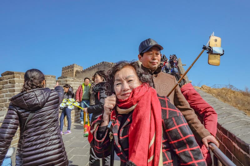Pueblo chino o turista Unacquainted que camina en la Gran Muralla de China en la ciudad de Pekín Gran Muralla de China una de las fotos de archivo Pueblo chino o turista Unacquainted que camina en la Gran Muralla de China en la ciudad de Pekín Gran Muralla de China una de las fotos de archivo