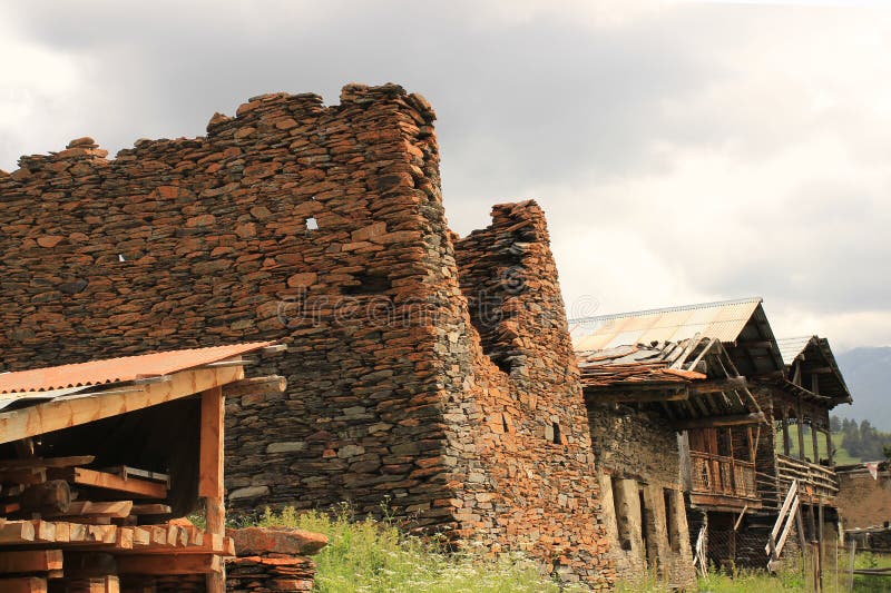 Pueblo de Diklo, región de Tusheti (Georgia) imágenes de archivo libres de regalías Pueblo de Diklo, región de Tusheti (Georgia) imágenes de archivo libres de regalías