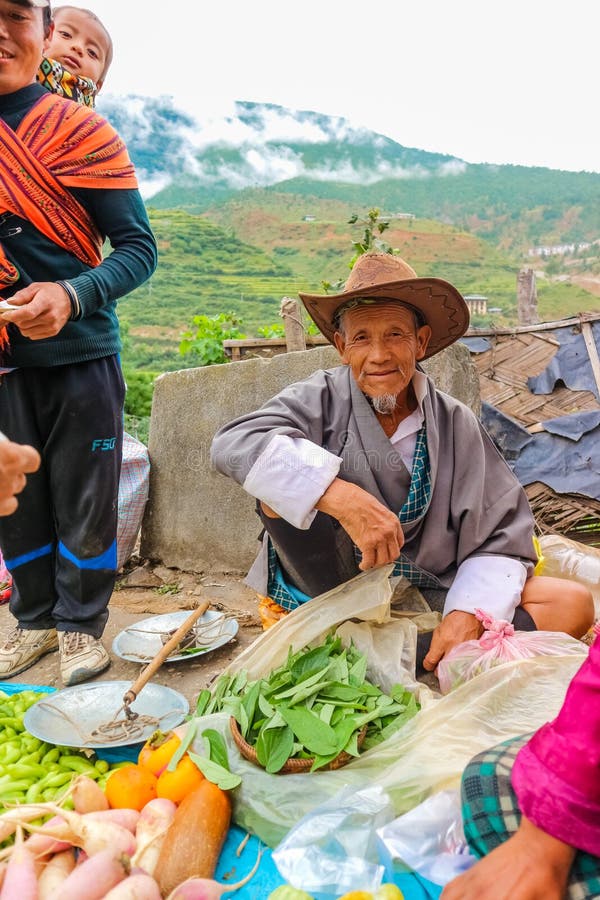 Pueblo de Lobesa, Punakha, Bhután - 11 de septiembre de 2016: Viejo hombre sonriente no identificado en el mercado semanal de los fotos de archivo Pueblo de Lobesa, Punakha, Bhután - 11 de septiembre de 2016: Viejo hombre sonriente no identificado en el mercado semanal de los fotos de archivo