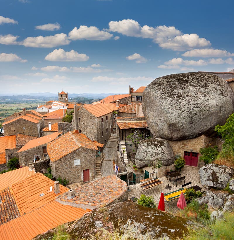 Pueblo de Monsanto con el campanario/el Portugal/la Europa fotografía de archivo libre de regalías Pueblo de Monsanto con el campanario/el Portugal/la Europa fotografía de archivo libre de regalías