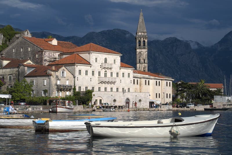 Pueblo de Perast contra un cielo dramático imagen de archivo libre de regalías Pueblo de Perast contra un cielo dramático imagen de archivo libre de regalías