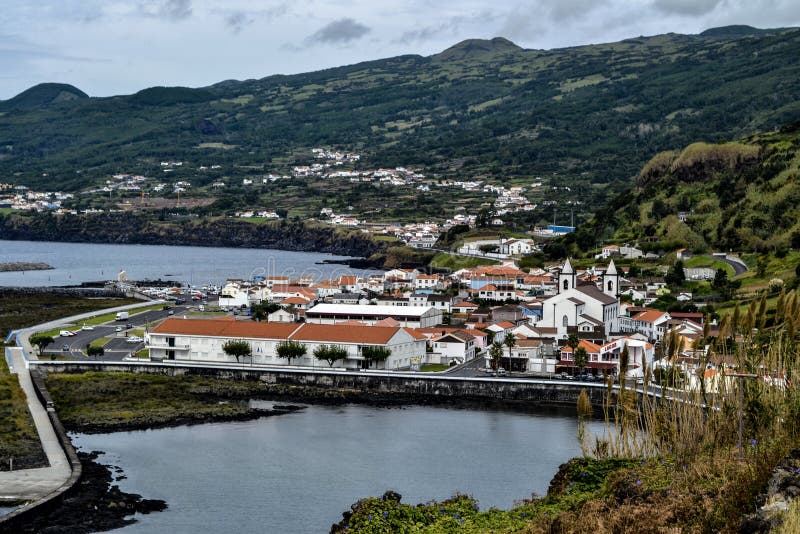 Pueblo del puerto con una iglesia imágenes de archivo libres de regalías Pueblo del puerto con una iglesia imágenes de archivo libres de regalías