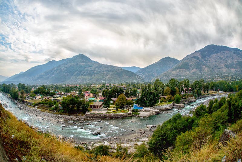 Pueblo en el valle de Kullu, primero plano del río de Beas fotos de archivo libres de regalías Pueblo en el valle de Kullu, primero plano del río de Beas fotos de archivo libres de regalías