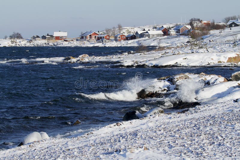 Pueblo en invierno, Finlandia, mar Báltico de Jurmo imágenes de archivo libres de regalías Pueblo en invierno, Finlandia, mar Báltico de Jurmo imágenes de archivo libres de regalías