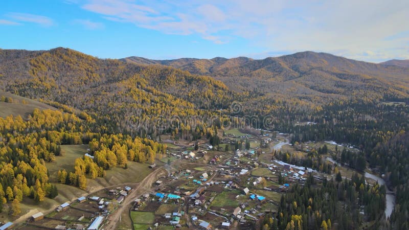 Pueblo en la zona montañosa naturaleza montañas otoño belleza