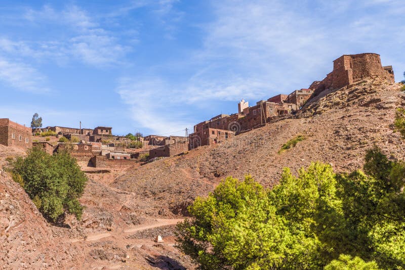 Pueblo en las altas montañas de atlas, Marruecos del Berber imagenes de archivo