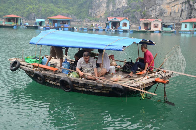 Pueblo flotante en la bahía de Halong