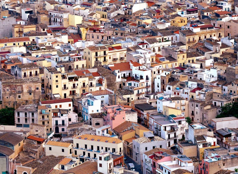 Pueblo italiano viejo de los edificios compactos imagen de archivo Pueblo italiano viejo de los edificios compactos imagen de archivo