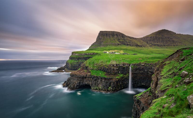 Pueblo y su cascada, Faroe Island, Dinamarca de Gasadalur