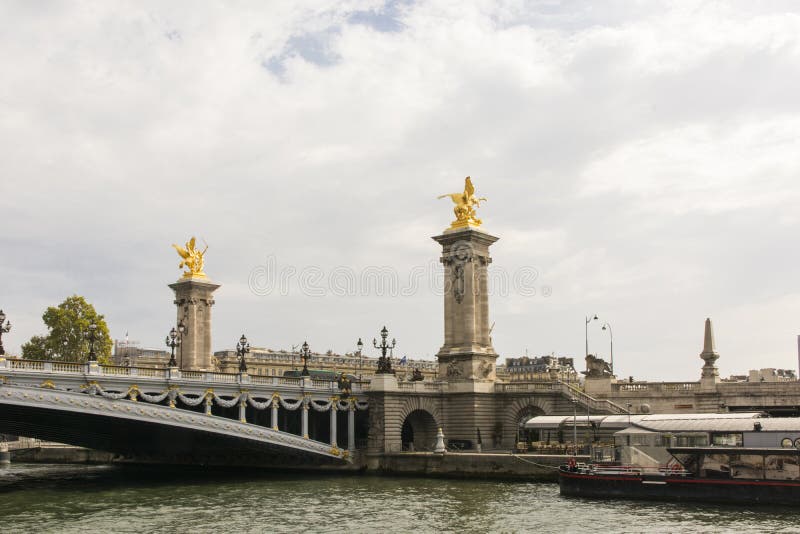 Puente Alexandre III en París, que abarca el río Sena París Francia fotos de archivo libres de regalías Puente Alexandre III en París, que abarca el río Sena París Francia fotos de archivo libres de regalías