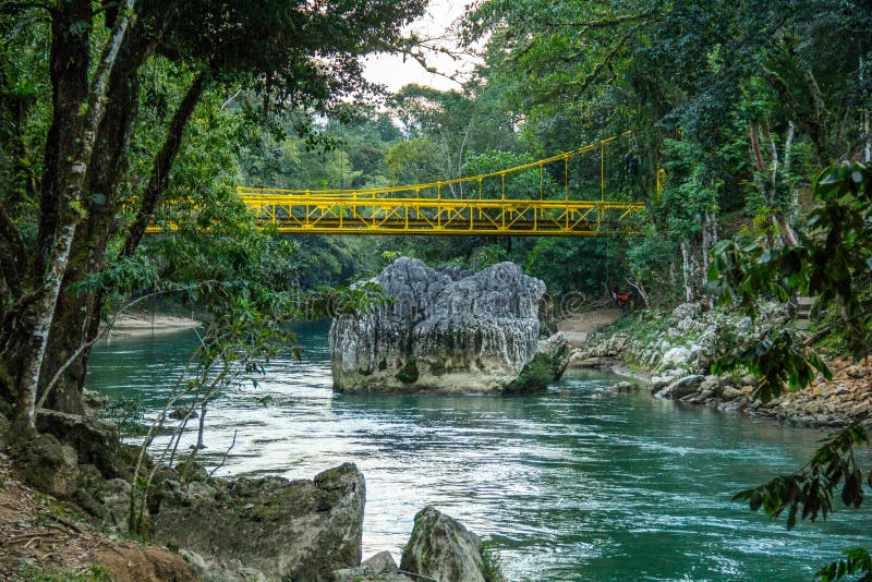 Puente amarillo sobre un hermoso rÃ­o en Semuc Champey, Guatemala