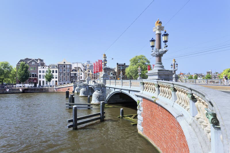 Puente antiguo adornado en Amsterdam, Países Bajos imagen de archivo Puente antiguo adornado en Amsterdam, Países Bajos imagen de archivo