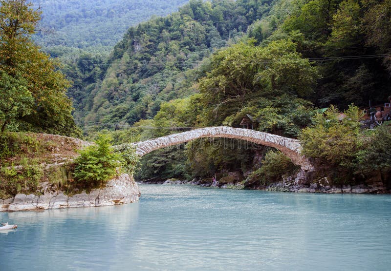 Puente antiguo, de piedra en Georgia - el puente de la reina Tamara