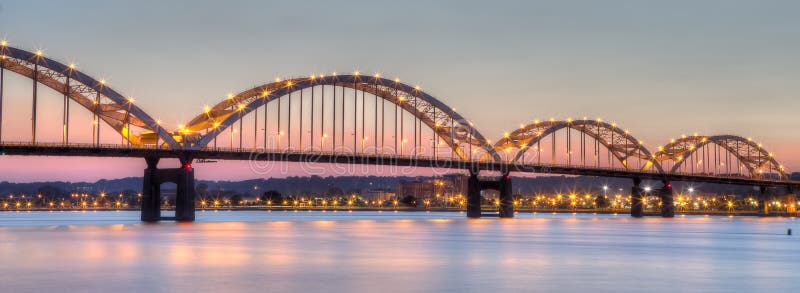 Puente centenario que conecta Moline, Illinois a Davenport, Iowa fotografía de archivo Puente centenario que conecta Moline, Illinois a Davenport, Iowa fotografía de archivo