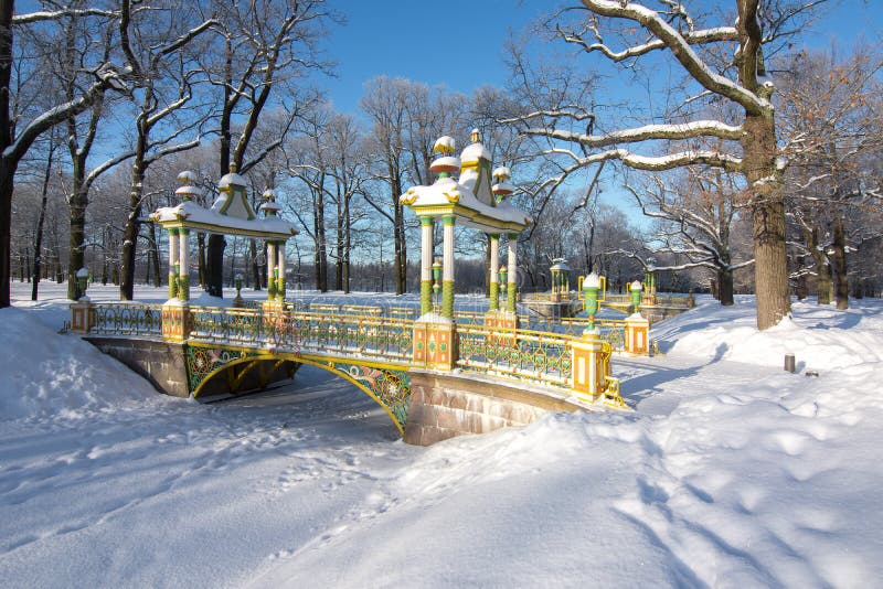 Puente chino en el parque de Alexander en el invierno, Tsarskoe Selo, St Petersburg, Rusia fotos de archivo libres de regalías Puente chino en el parque de Alexander en el invierno, Tsarskoe Selo, St Petersburg, Rusia fotos de archivo libres de regalías