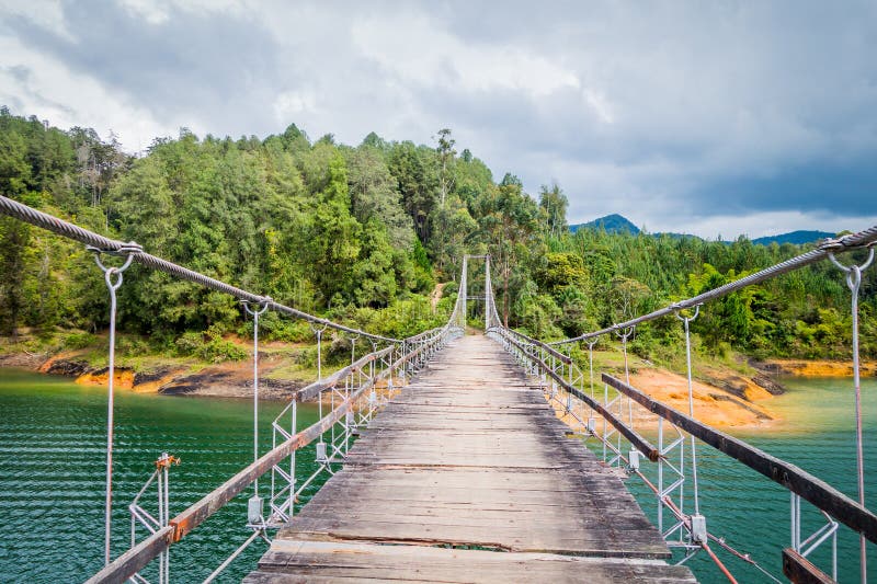 Puente colgante de madera en Guatape, Colombia imagen de archivo libre de regalías Puente colgante de madera en Guatape, Colombia imagen de archivo libre de regalías