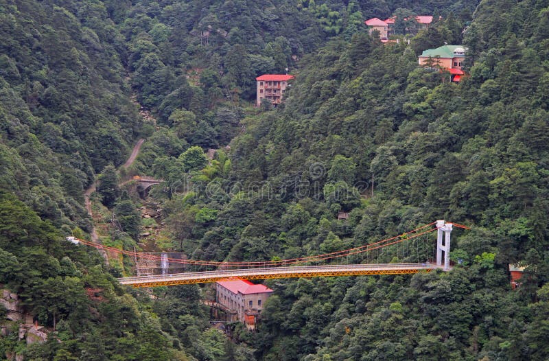 Puente colgante en el parque nacional de la montaña Lu foto de archivo Puente colgante en el parque nacional de la montaña Lu foto de archivo