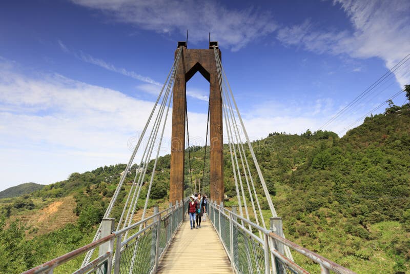 Puente Colgante Turístico De La En Montaña Huangling, Adobe Rgb Foto de archivo editorial - Imagen de cable, color: 140173223