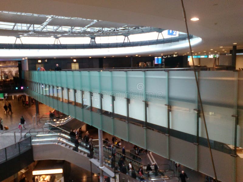 Puente con los pasajeros, Zurich-aeropuerto ZRH del Teñir-vidrio fotos de archivo libres de regalías Puente con los pasajeros, Zurich-aeropuerto ZRH del Teñir-vidrio fotos de archivo libres de regalías