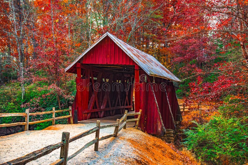 Puente cubierto de Campbells con Autumn Fall Colors Landrum Greenville Carolina del Sur fotos de archivo Puente cubierto de Campbells con Autumn Fall Colors Landrum Greenville Carolina del Sur fotos de archivo