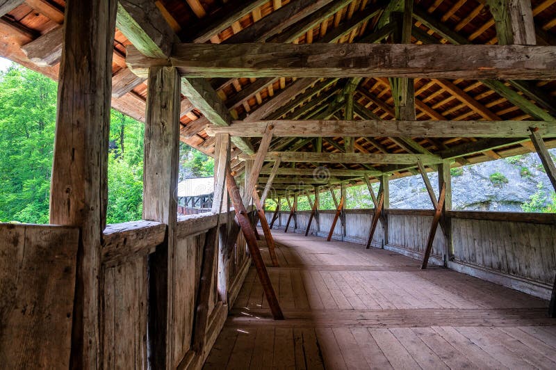 Puente cubierto de madera histórico de St Georgenberg en el Tirol fotografía de archivo libre de regalías Puente cubierto de madera histórico de St Georgenberg en el Tirol fotografía de archivo libre de regalías