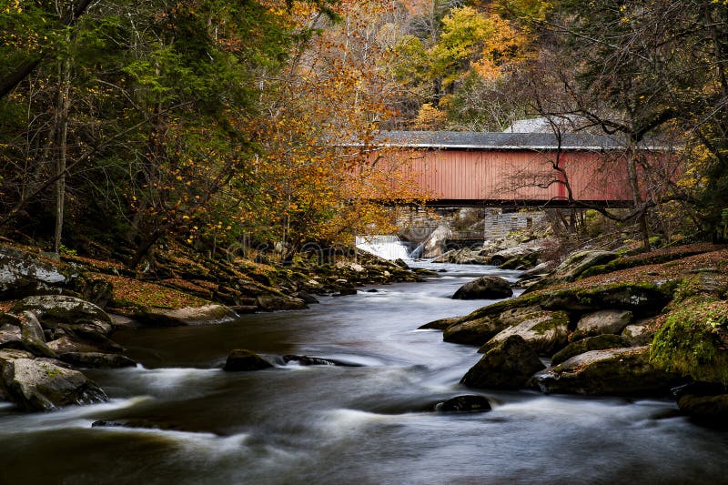 Puente cubierto en otoño - parque de estado del molino del ` s de McConnell, Pennsylvania del molino del ` s de McConnell imágenes de archivo libres de regalías Puente cubierto en otoño - parque de estado del molino del ` s de McConnell, Pennsylvania del molino del ` s de McConnell imágenes de archivo libres de regalías