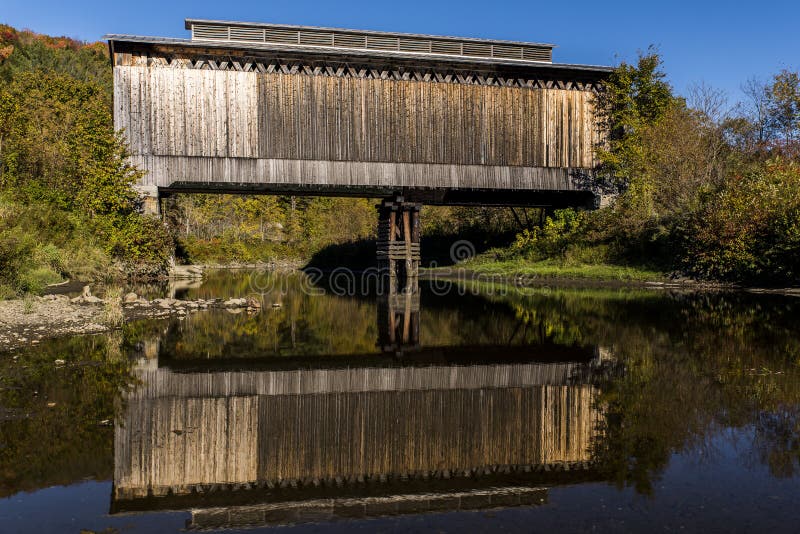 Puente cubierto histórico escénico - reflexión - ferrocarril abandonado - Vermont foto de archivo libre de regalías Puente cubierto histórico escénico - reflexión - ferrocarril abandonado - Vermont foto de archivo libre de regalías