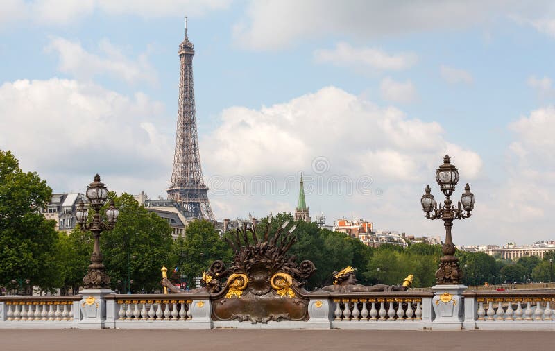 Puente de Alexander III en París con la torre Eiffel foto de archivo libre de regalías Puente de Alexander III en París con la torre Eiffel foto de archivo libre de regalías