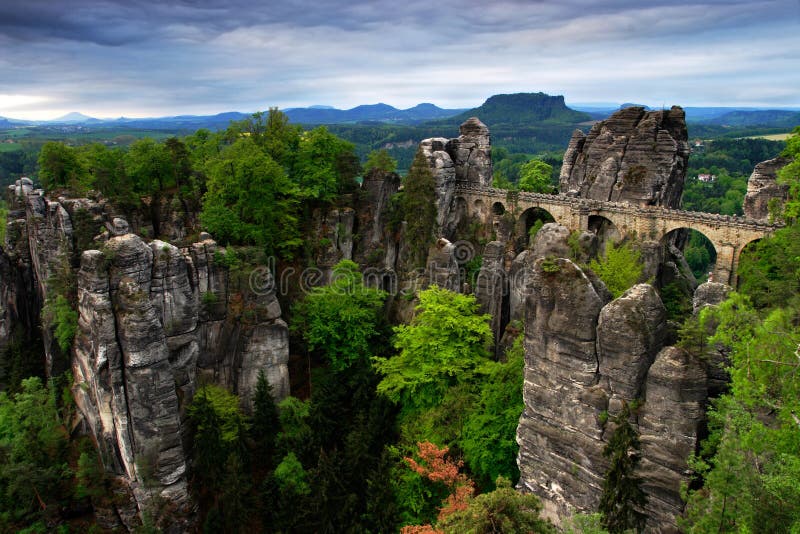 Puente de Bastei en Suiza sajona, en la salida del sol y la niebla sobre el río Elba, sajón Suiza del parque nacional Alemán herm imagenes de archivo Puente de Bastei en Suiza sajona, en la salida del sol y la niebla sobre el río Elba, sajón Suiza del parque nacional Alemán herm imagenes de archivo