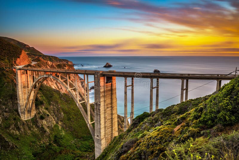 Puente de Bixby y carretera de la Costa del Pacífico en la puesta del sol