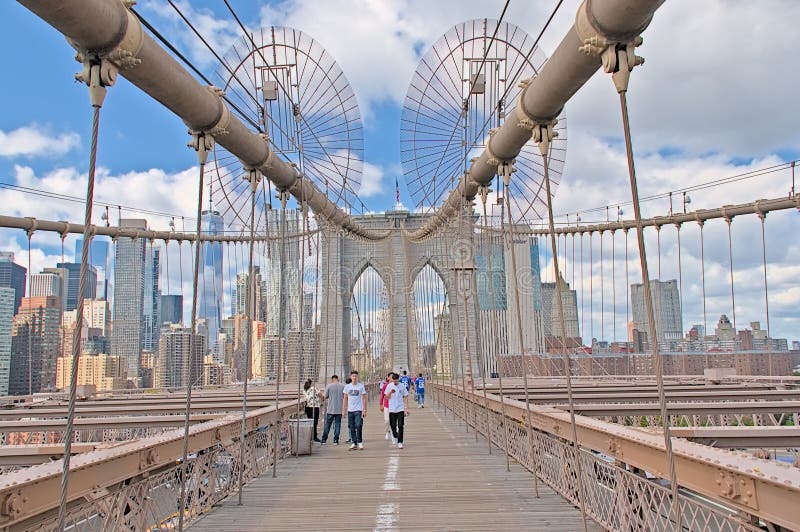 Puente De Brooklyn Con Perfil De Manhattan En Segundo Plano Fotografía ...