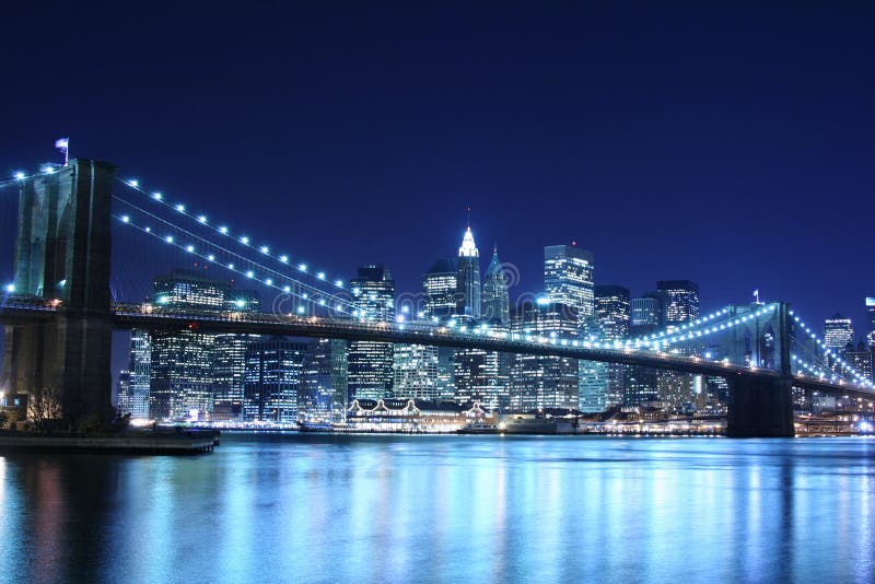 Puente de Brooklyn en la noche fotografía de archivo libre de regalías Puente de Brooklyn en la noche fotografía de archivo libre de regalías