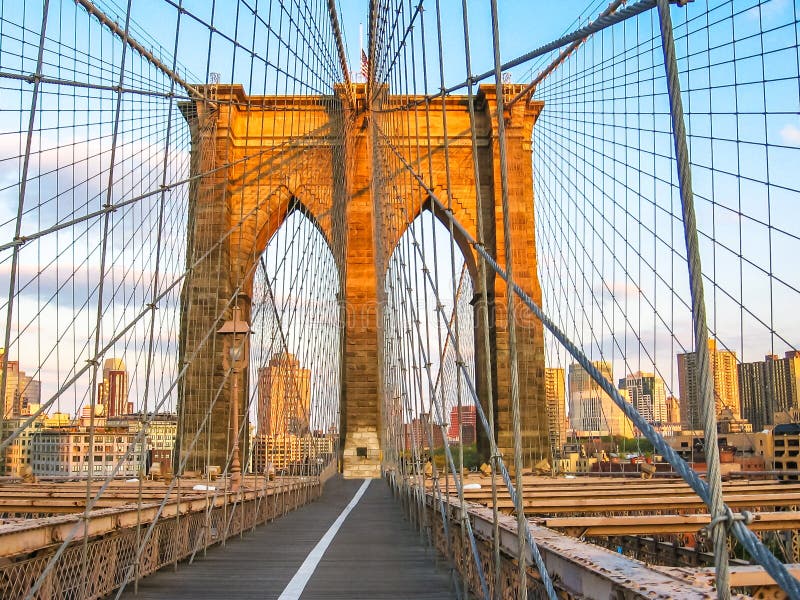 Puente de Brooklyn en la puesta del sol imagen de archivo Puente de Brooklyn en la puesta del sol imagen de archivo