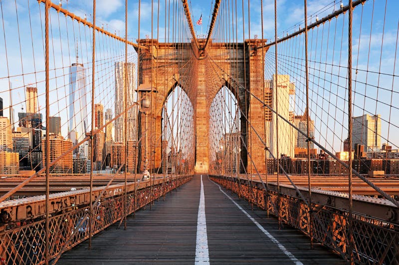 Puente de Brooklyn en la salida del sol, New York City, Manhattan