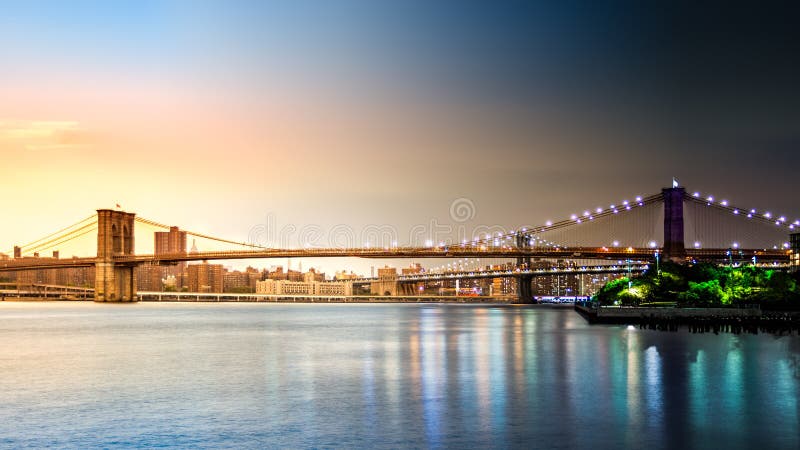 Puente de Brooklyn transitioning de puesta del sol a la noche fotografía de archivo Puente de Brooklyn transitioning de puesta del sol a la noche fotografía de archivo