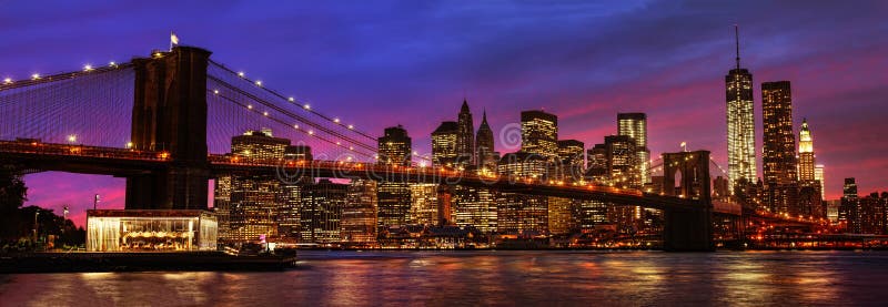 Puente de Brooklyn y Manhattan en la puesta del sol foto de archivo libre de regalías Puente de Brooklyn y Manhattan en la puesta del sol foto de archivo libre de regalías
