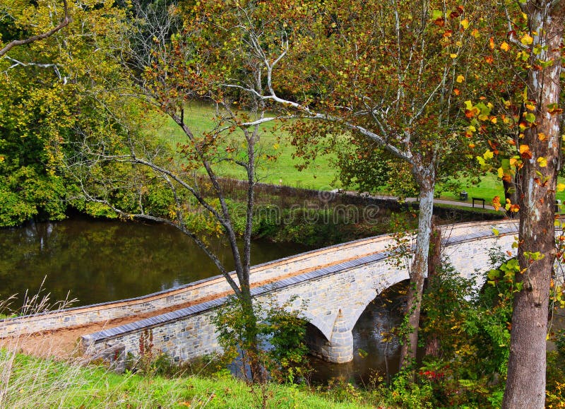Puente de Burnside de la buena mañana imagen de archivo Puente de Burnside de la buena mañana imagen de archivo