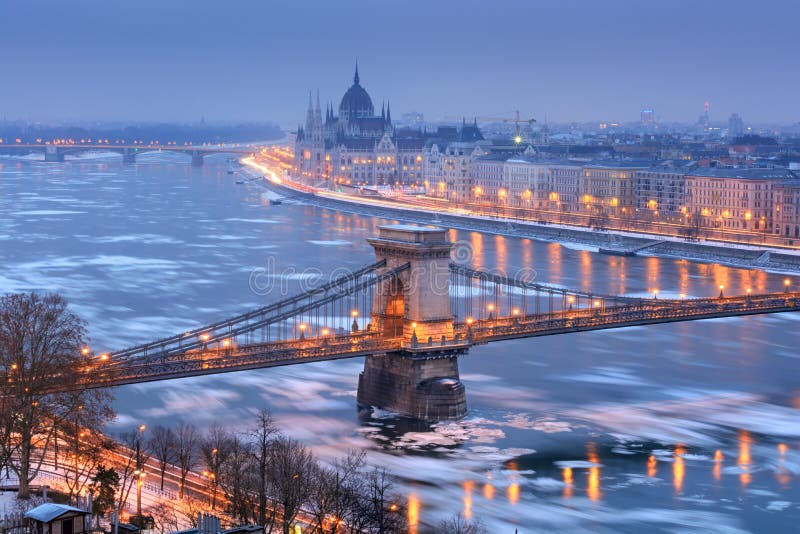 Puente de cadena de Szechenyi y opinión de Budapest en noche del invierno imágenes de archivo libres de regalías Puente de cadena de Szechenyi y opinión de Budapest en noche del invierno imágenes de archivo libres de regalías