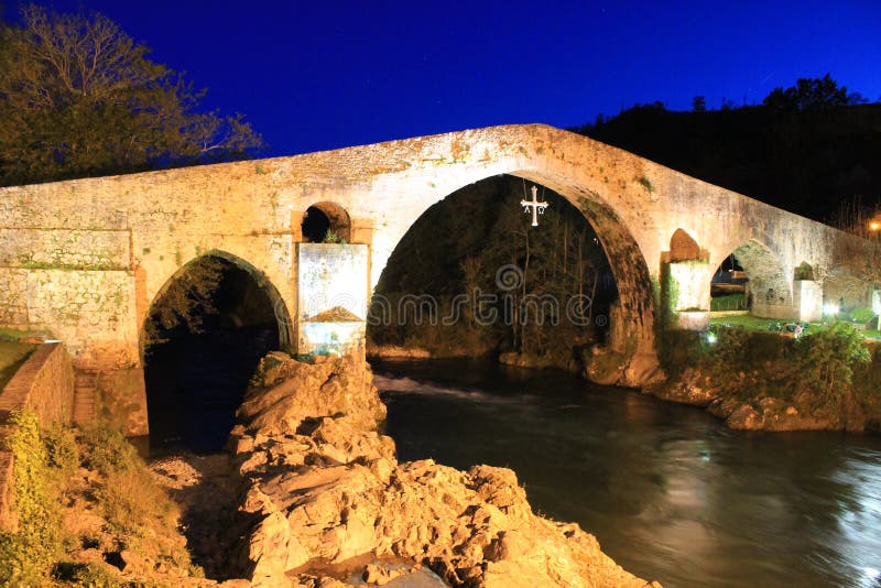 Puente de Cangas de OnÃs, Asturias, Spanien royaltyfria foton Puente de Cangas de OnÃs, Asturias, Spanien royaltyfria foton