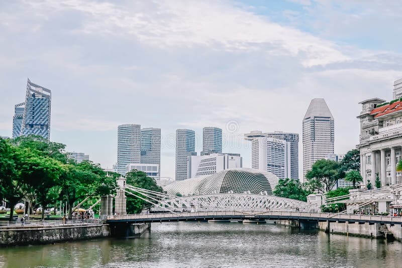 Puente de Cavenagh que atraviesa los alcances más bajos del río de Singapur en el área central del Singapur el 22 de noviembre de imagen de archivo Puente de Cavenagh que atraviesa los alcances más bajos del río de Singapur en el área central del Singapur el 22 de noviembre de imagen de archivo