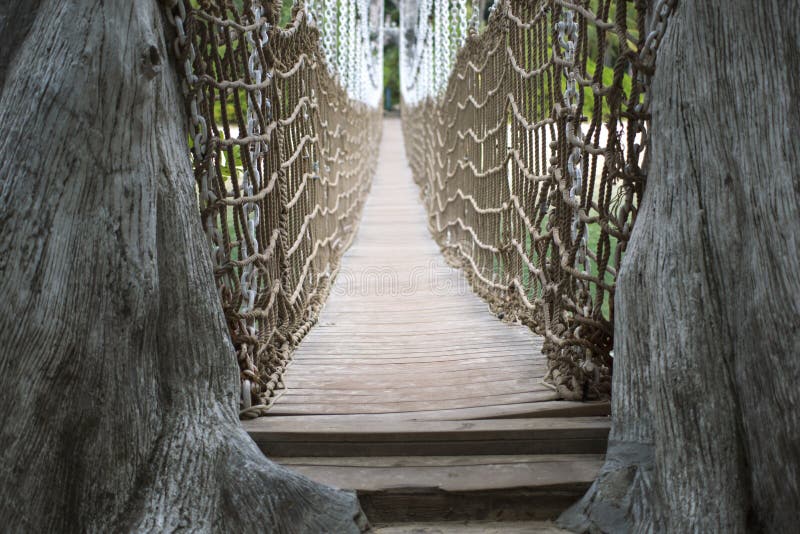 Rastro De Madera Con La Barandilla De La Cuerda Imagen de archivo